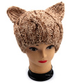 Chapeau à l&#39;oreille de chat malin à la main, chapeau d&#39;animal à tricoter à la main